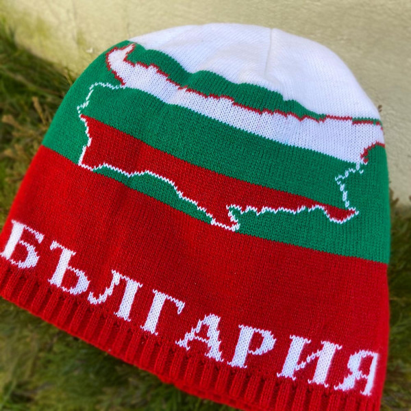 Зимна трикольорна шапка с надпис и карта на България