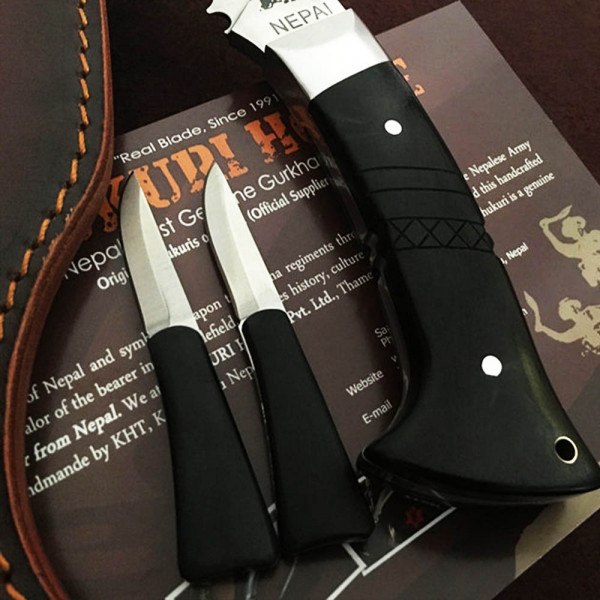 Бутиково тежко непалско мачете GURKHA, ръчна изработка с два мини ножа и кожена кания; произведедние на изкуството