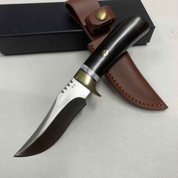 Ловен нож DER HUNT ORIENT, стомана D2, дръжка абанос, тюркоаз и месинг, кожена кания