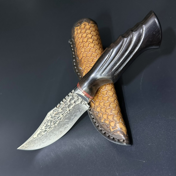 Широк японски ловен нож MYATO HUNTER 114 DAMASK, стомана VG10, дръжка абанос и кожена кания FISH