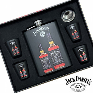 Стилен подаръчен комплект манерка с 4 чашки и фуния Johnnie Walker Black Label черно – DJH1591