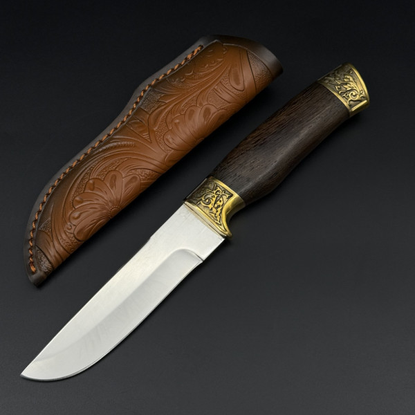 Класически ловен нож DER HUNT Orient, стомана 65x13, 56 HRc, махагон и месинг, телешка кания