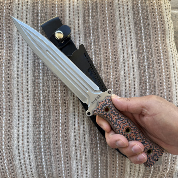 Тежка бойна кама Busse Combat FMV8, стомана INFI blade steel, дръжка микарта, кожена кания