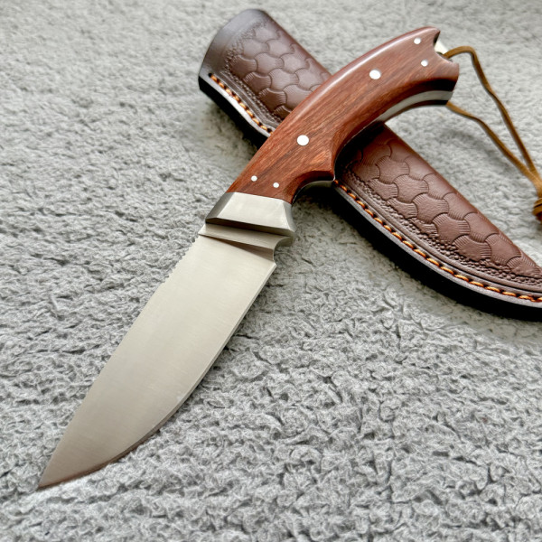Немски ловен нож Der HUNT 391 Hunter D2, фултанг, дръжка червено пустинно дърво, кожена кания