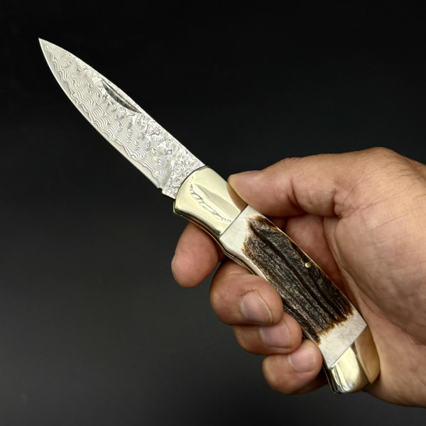 Сгъваем немски ловен нож Der HUNT МК-4, дамаска стомана VG10/69L, месинг и чирени еленов рог