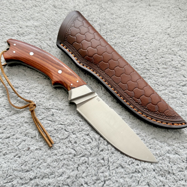 Немски ловен нож Der HUNT 391 Hunter D2, фултанг, дръжка червено пустинно дърво, кожена кания