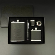 Стилен подаръчен комплект от две манерки с фуния, чашка и химикалка Jack Daniels Old No.7 Brand – 2018-4