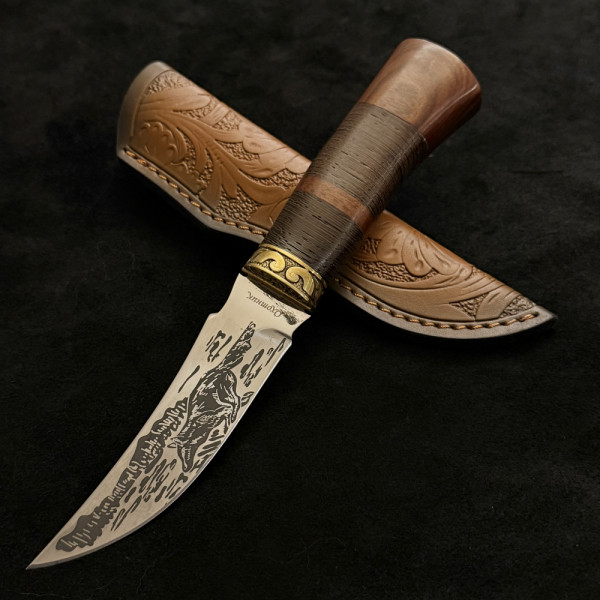 Руски ловен нож ОХОТНИК ВОЛК, стомана 65х13, кожена кания, дръжка орех и венге