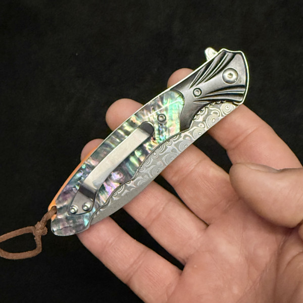 Полуавтоматичен сгъваем ТОП нож CORAL SCHELL DAMASKUS с палец за отваряне, стомана VG10 damask, дръжка G10, кутия