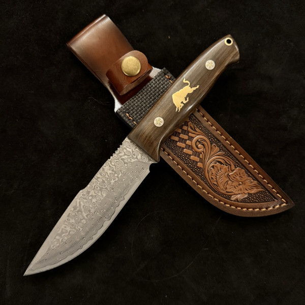 Бутиков ловен нож Der HUNT BUL DAMASKUS 754, дамаска стомана VG10/96 слоя, дръжка венге и месинг, кожена кания