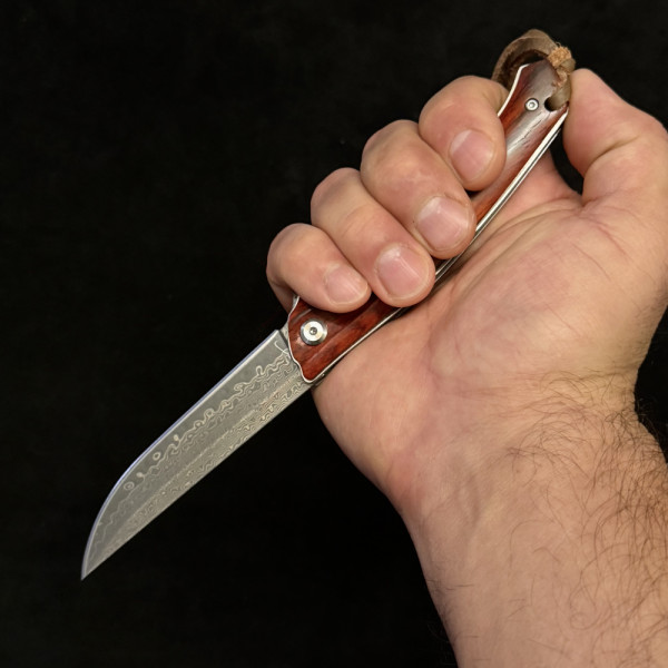 Полуавтоматичен сгъваем ловен нож SABOTAGE WOOD DAMASKUS 225 с палец за отваряне, стомана D2, дръжка махагон, кожена кания, кутия