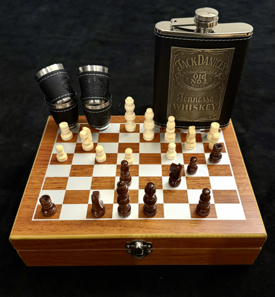 Луксозен дървен шах комплект Jack Daniel's - дървен кутия-дъска, манерка и 4 чаши