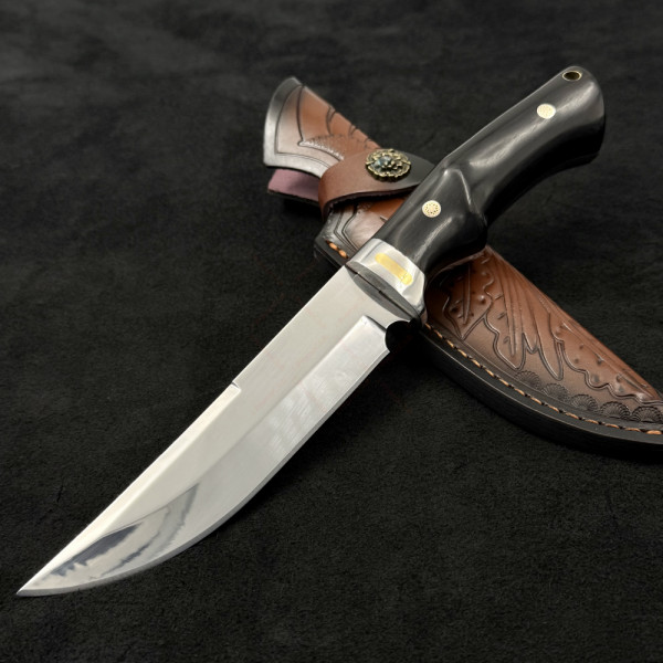 Огромен ловен нож DER HUNT 756, фултанг стомана 9Cr13Mov, дръжка махагон, гард стомана и месинг, кожена кания