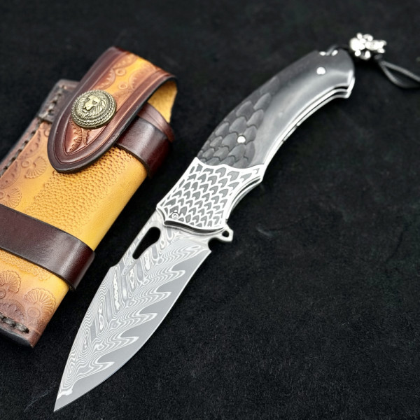Полуавтоматичен сгъваем ТОП нож JAP SKULL DAMASKUS МК-12 с палец за отваряне,  стомана VG10 damask, дръжка от гравиран махагон, кобур