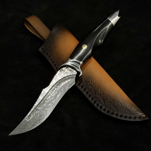 Агресивен японски ловен нож NIKASHI SHARK DAMASKUS, дамаска стомана VG10/96 слоя, дръжка махагон, кожена кания