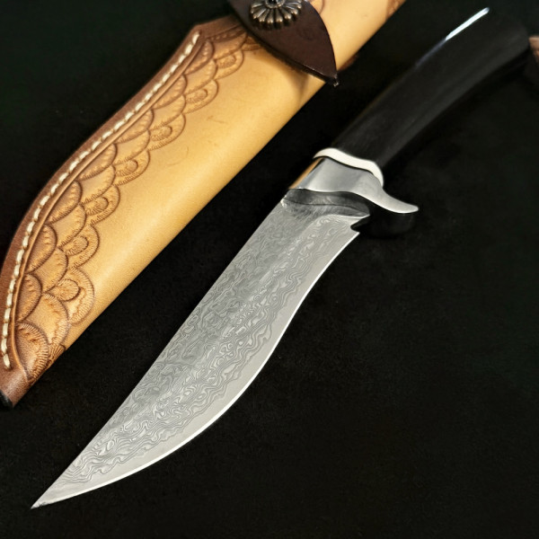 Немски ловен нож Der HUNT 649 DAMASKUS, стомана VG10 67 слоя, дръжка махагон, кожена кания телешки бланк