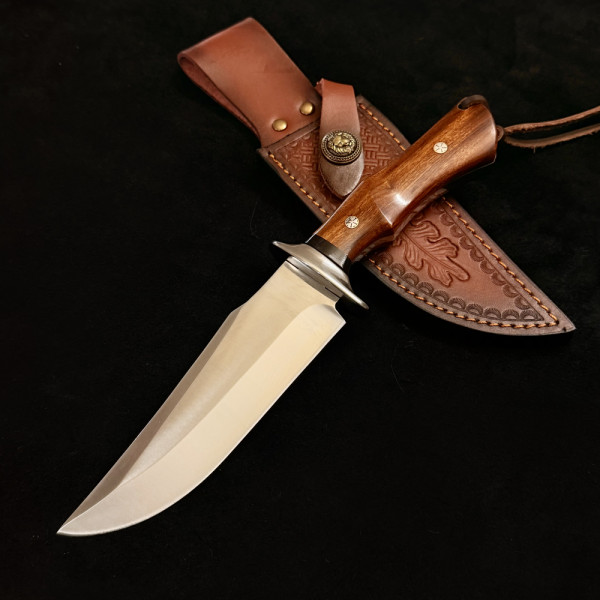 Съвършен немски ловен нож Der HUNT 323 CHERRY, фултанг стомана 5Cr13Mov, дръжка череша, кожена кания