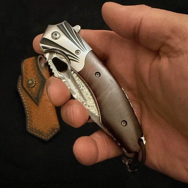 Полуавтоматичен сгъваем ТОП нож JAP SKULL DAMASKUS МК-24 с палец за отваряне, стомана VG10 damask, дръжка червено пустинно дърво, кобур