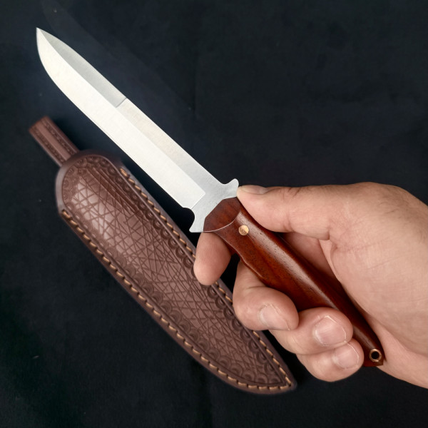 Немски ловен нож Der HUNT294 CHERRY, фултанг стомана Bohler M390, дръжка череша, кожена кания
