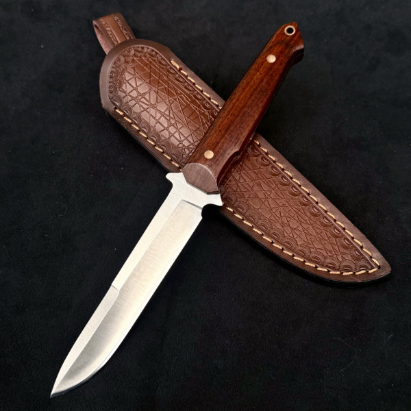 Немски ловен нож Der HUNT296 CHERRY, фултанг стомана Bohler M390, дръжка череша, кожена кания