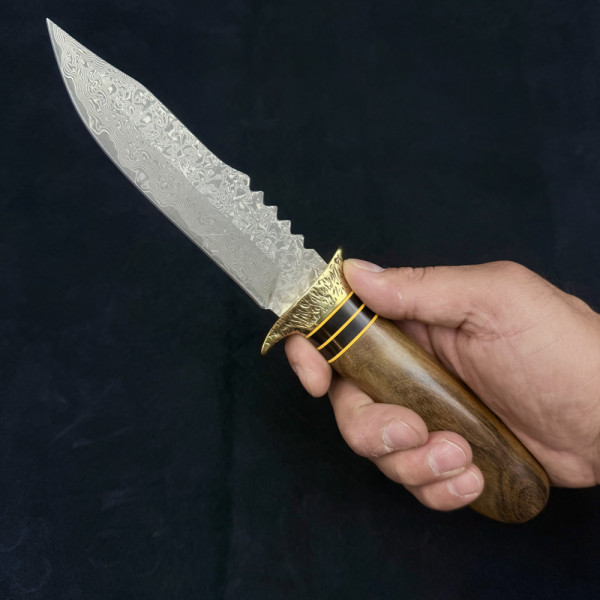 Огромен немски ловен нож DER HUNT 877 Damsakus GOLD, стомана VG10 67 слоя, орех и месинг и кожена кания