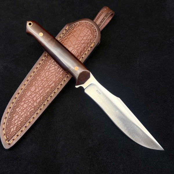 Немски ловен нож Der HUNT283 CHERRY, фултанг стомана Bohler M390, дръжка череша, кожена кания